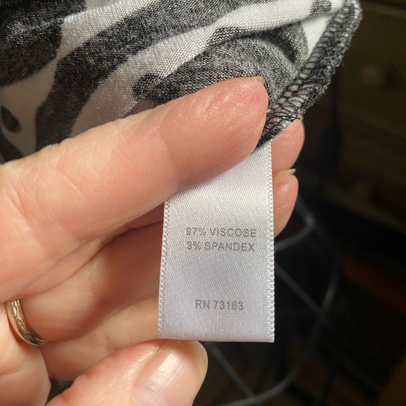 Cool little fitted top. - Picture 5 of 6